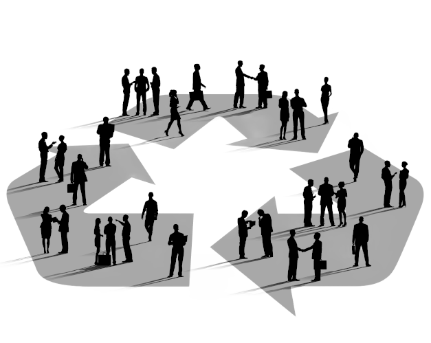 Empresarios en un símbolo de reciclaje.