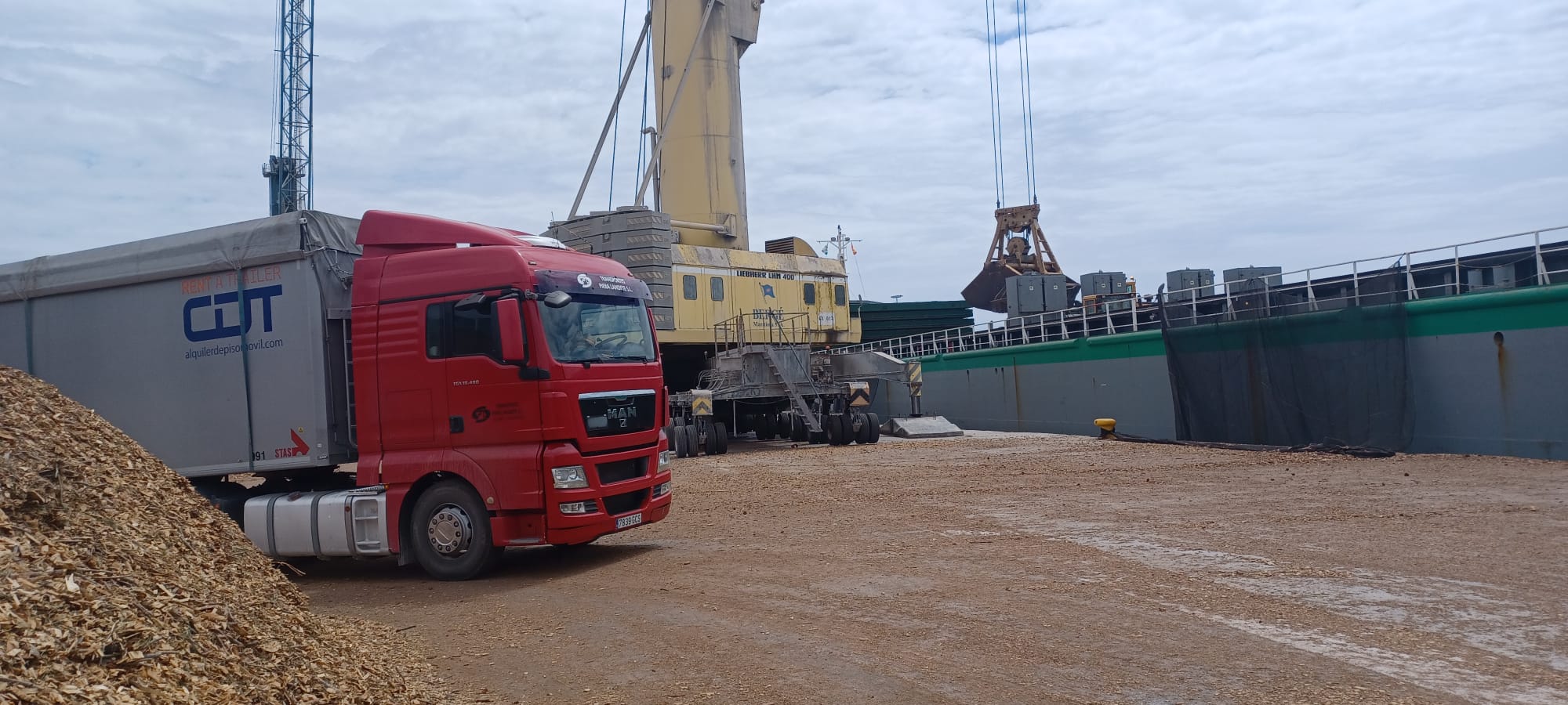 Camión descargando en puerto