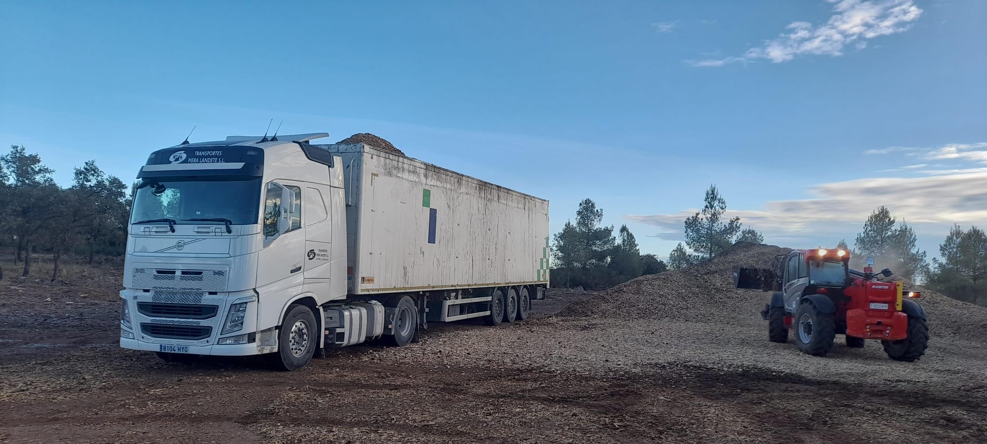 Camión de Transportes Piera Landete recogiendo resíduos no peligrosos