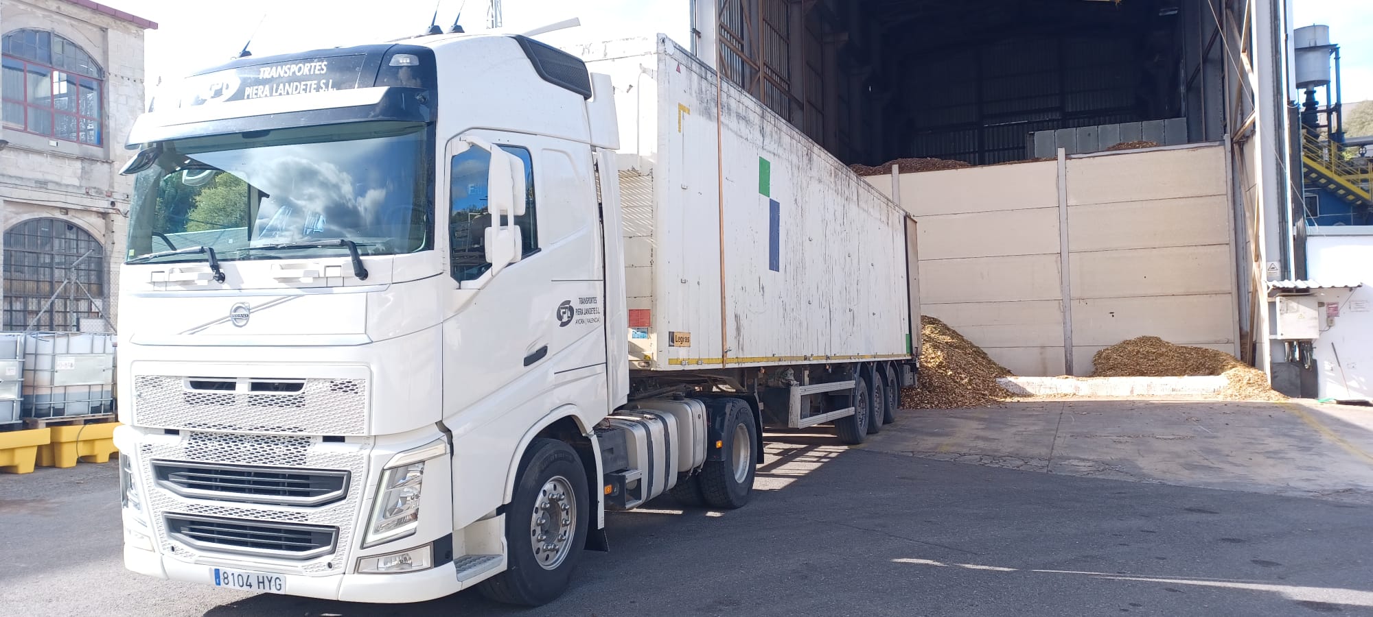 Camión de Transportes Piera Landete descargando biomasa