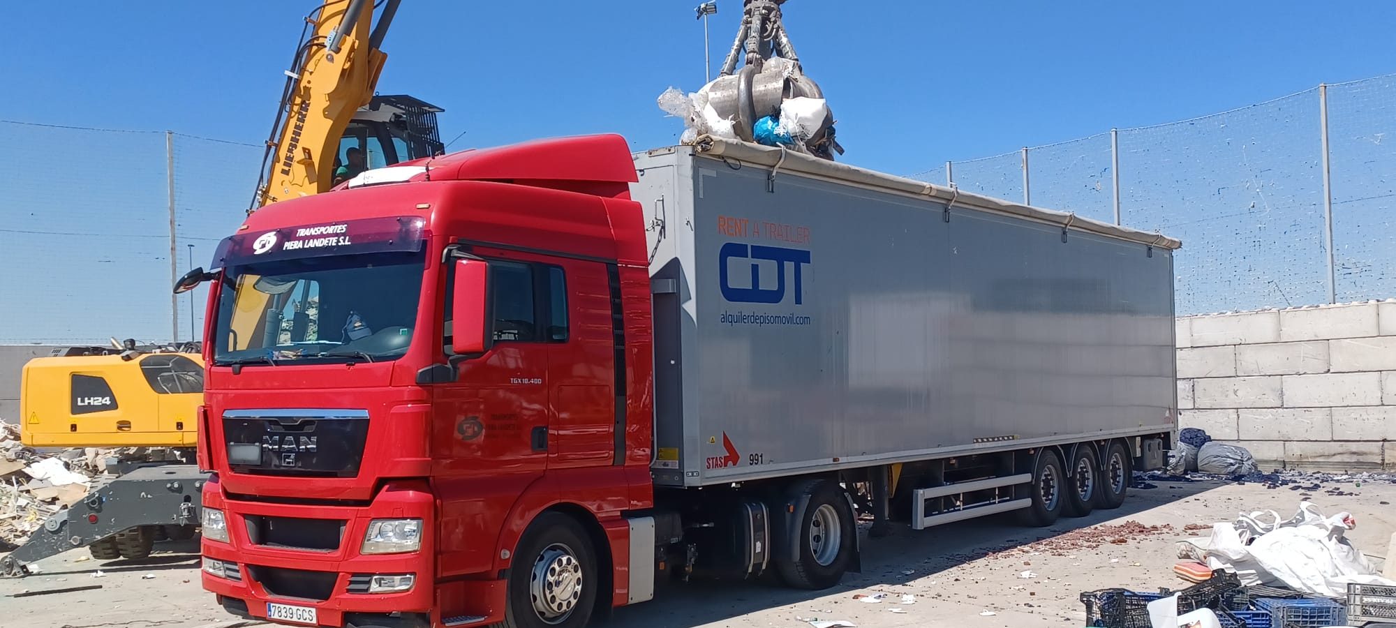 Camión de Transportes Piera Landete recogiendo resíduos