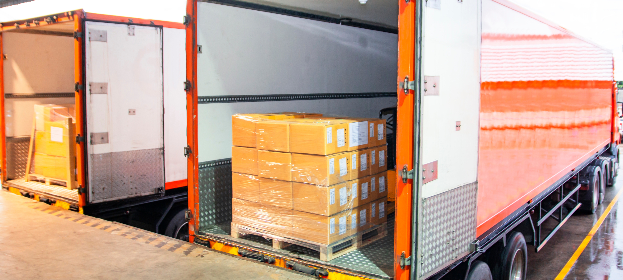 Pallets cargados en un camión con las puertas abiertas