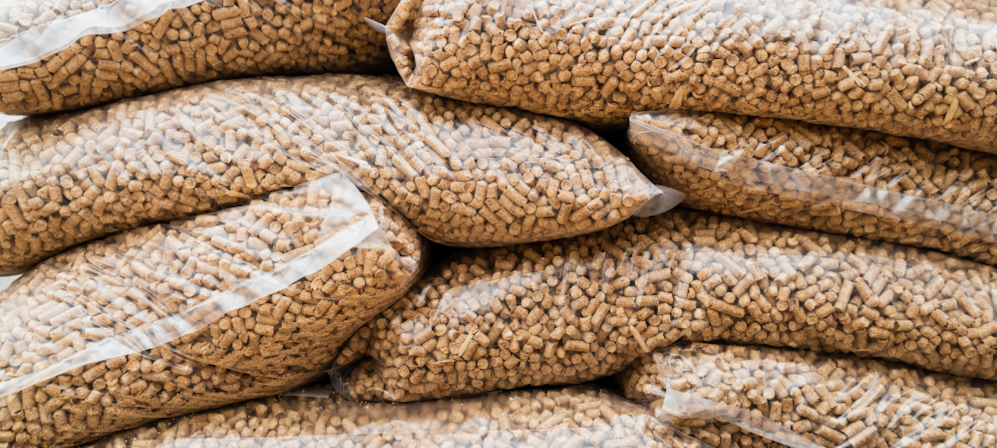 Sacos de pellets amontonados